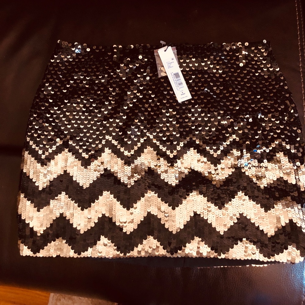 NWT Alice + Olivia sequin chevron skirt size 6
